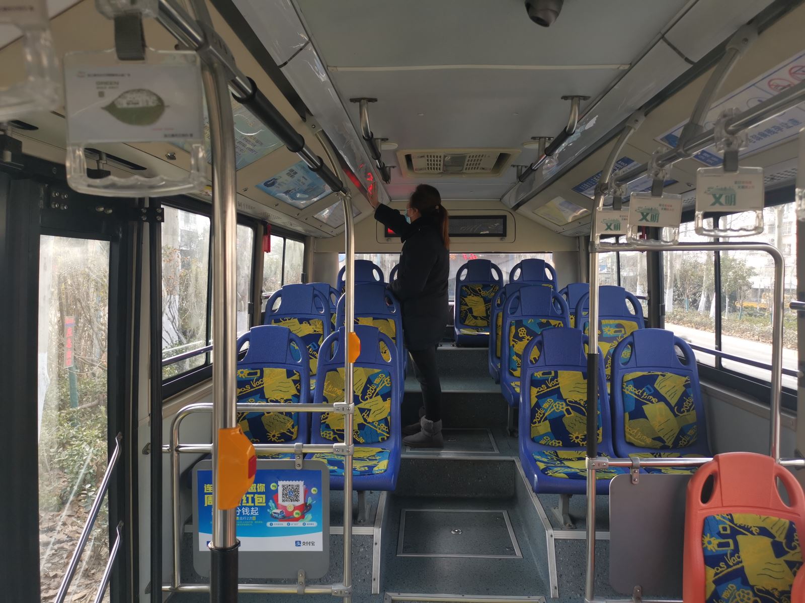 公交集團(tuán)公交事業(yè)一部開展運(yùn)營(yíng)車容車貌及優(yōu)質(zhì)服務(wù)專項(xiàng)檢查工作