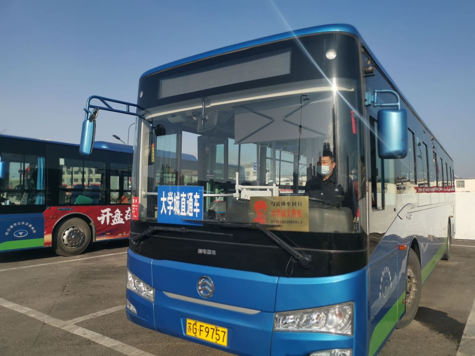 公交集團(tuán)公交事業(yè)一部 開(kāi)通大學(xué)城返校直通車 確?？土髌椒€(wěn)疏導(dǎo)