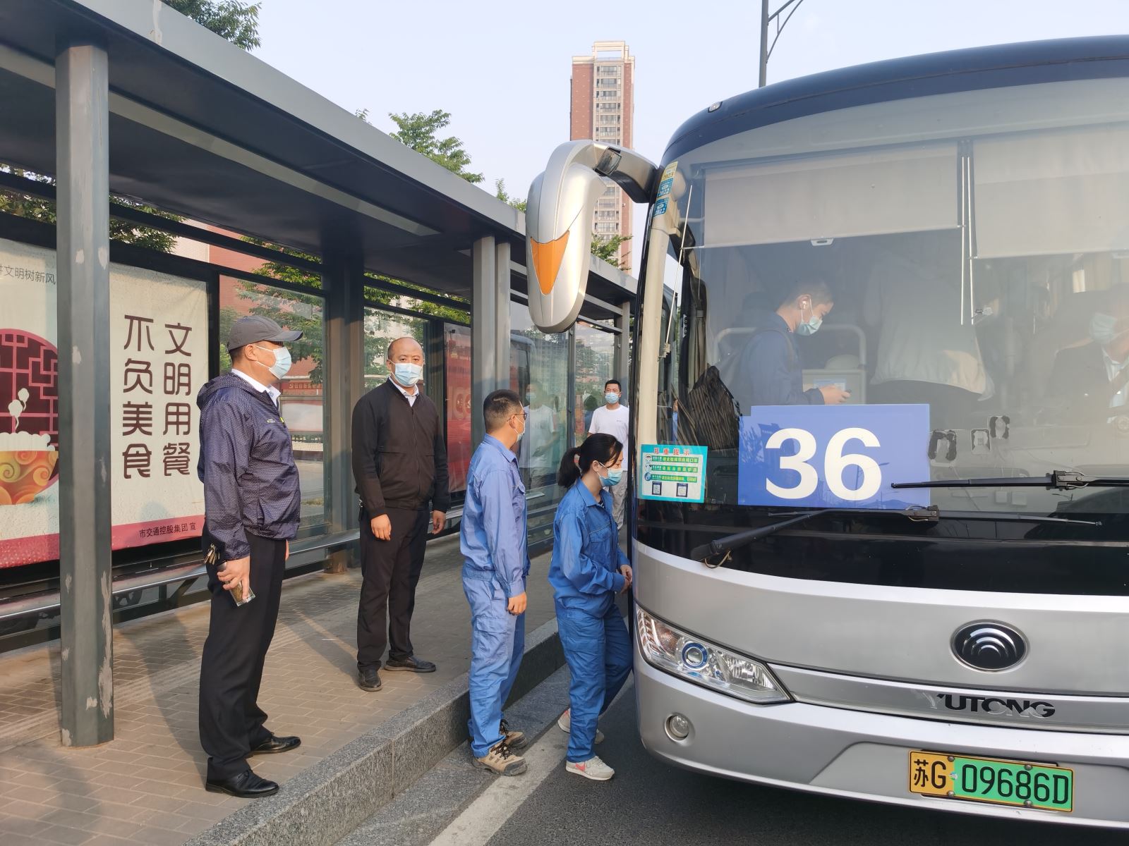 公交集團(tuán)經(jīng)營發(fā)展事業(yè)部全力做好 盛虹石化集團(tuán)定制通勤車輛調(diào)配工作