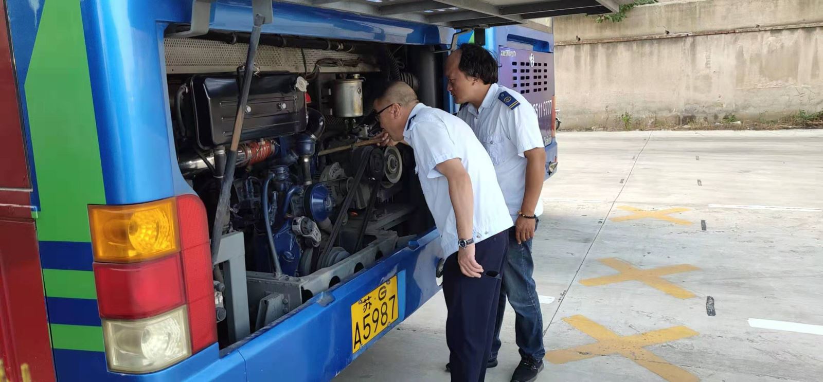 公交集團(tuán)公交事業(yè)一部開(kāi)展運(yùn)營(yíng)車輛安全、機(jī)務(wù)聯(lián)合檢查