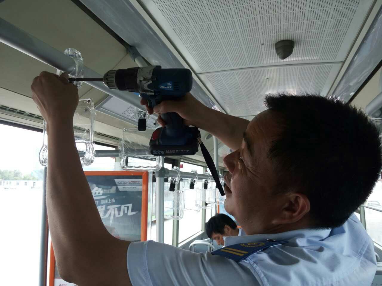 公交快速公司完成18米車?yán)指鼡Q工作 車隊加班加點助推創(chuàng)文