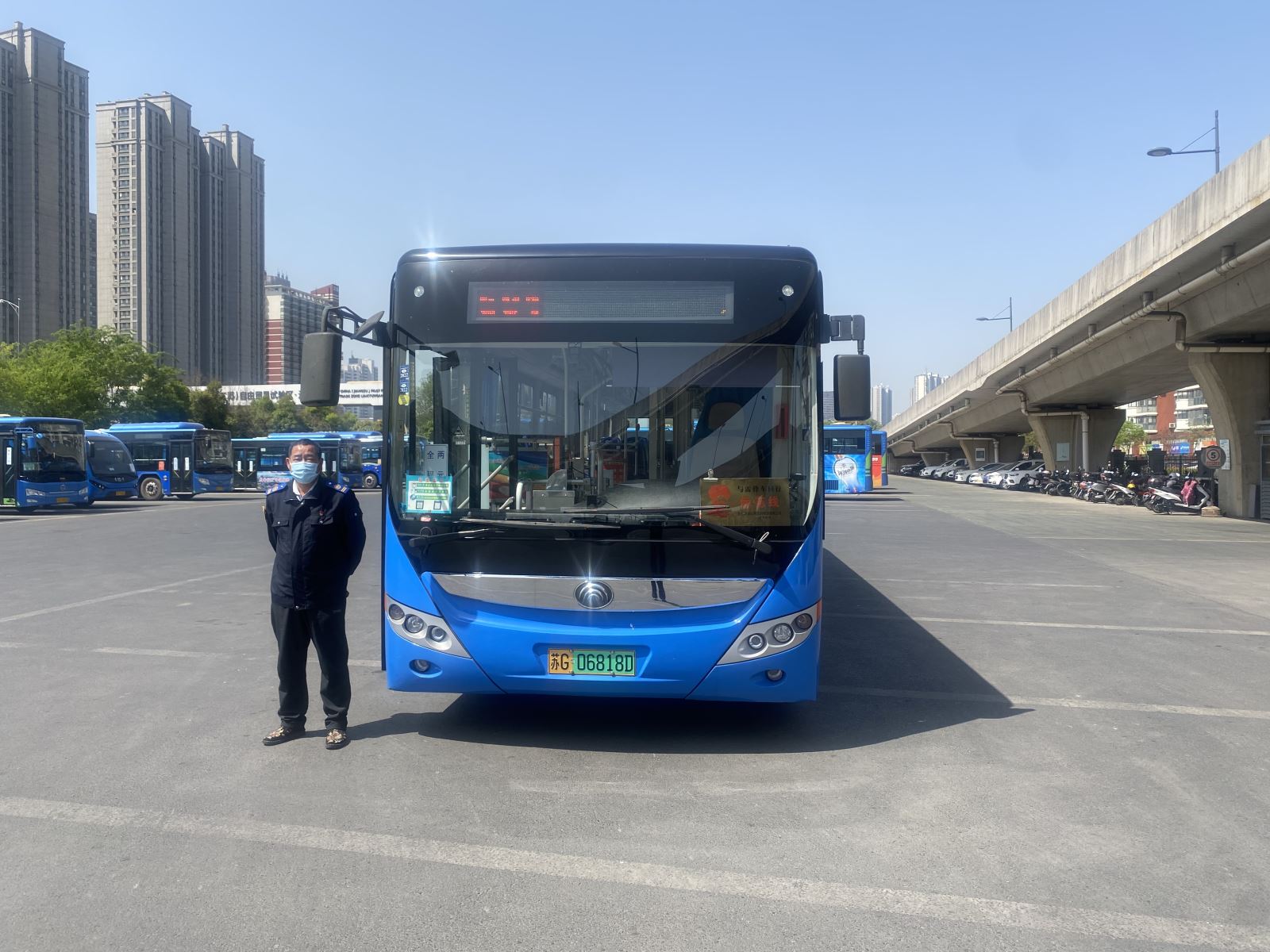 公交集團(tuán)公交事業(yè)二部601路駕駛員李傳新及時(shí)歸還乘客丟失的包受表揚(yáng)