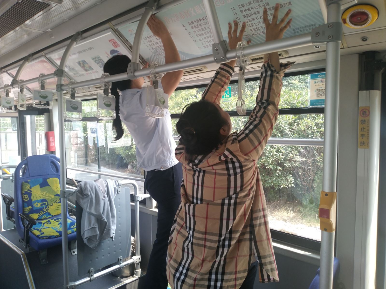 公交集團(tuán)公交事業(yè)一部更換創(chuàng)文標(biāo)識標(biāo)貼，助力港城創(chuàng)文建設(shè)