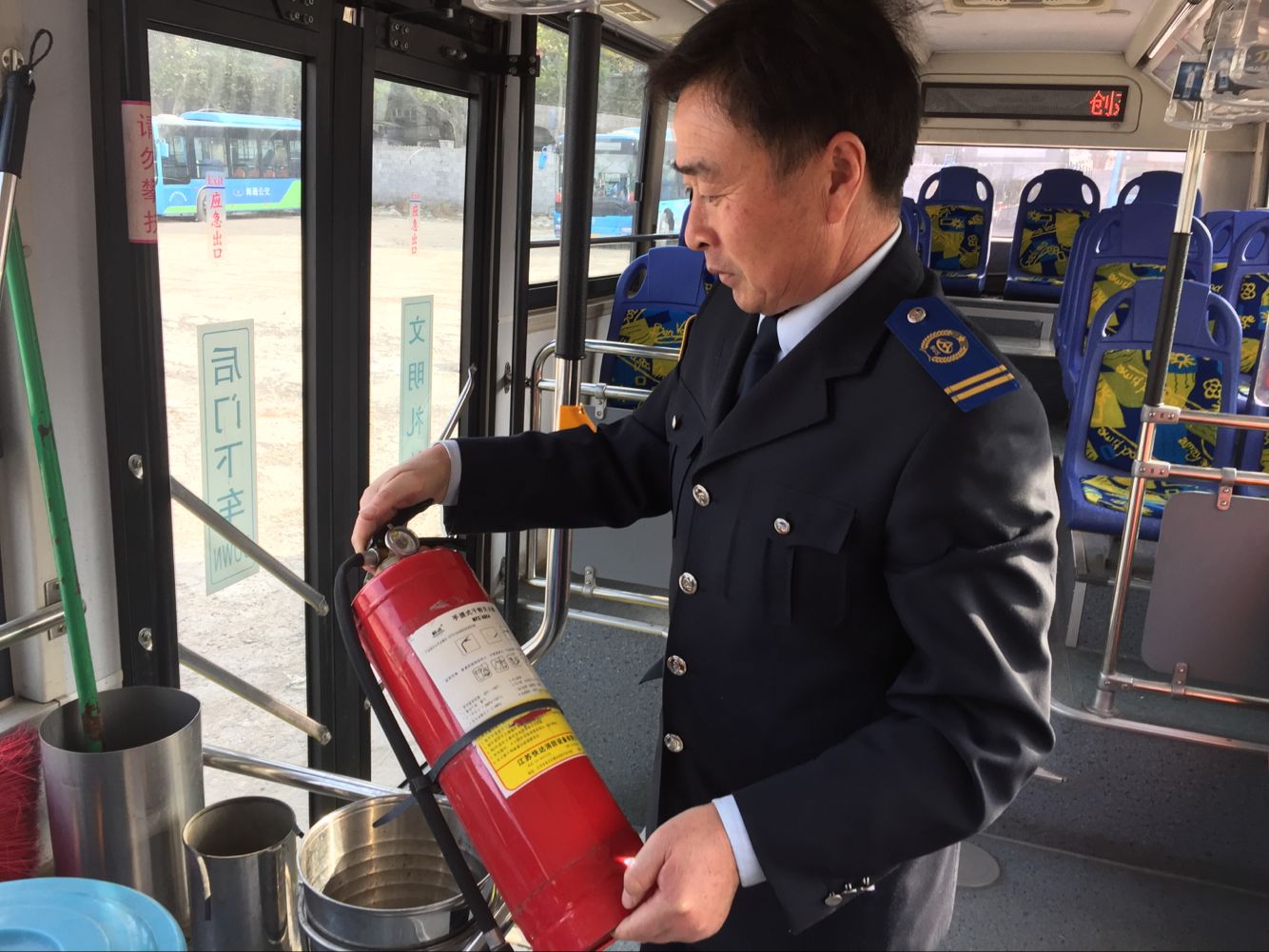 公交集團(tuán)海州公司車隊(duì)開展車輛衛(wèi)生檢查