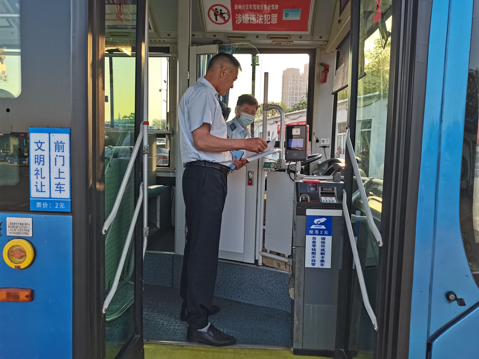 公交集團(tuán)快速公交事業(yè)部 開展車輛出場(chǎng)早檢查，扎實(shí)推進(jìn)創(chuàng)文工作