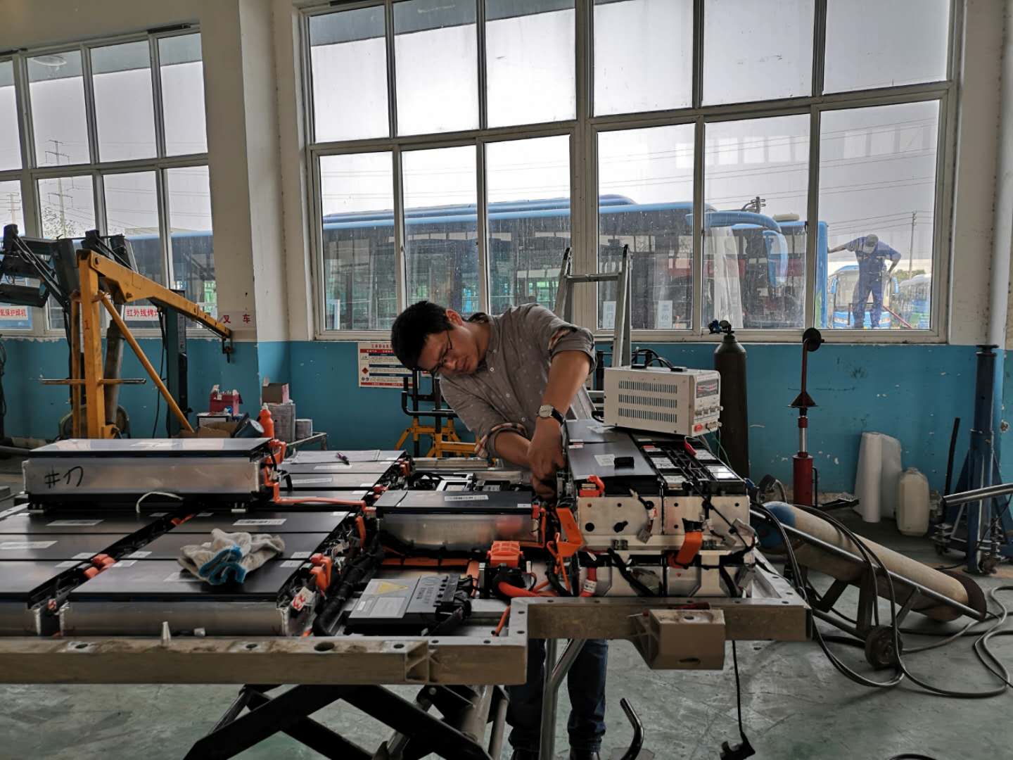 公交集團(tuán)機(jī)務(wù)技術(shù)事業(yè)部拓展新能源維修市場