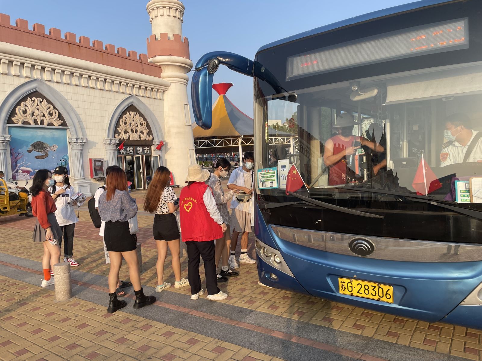 公交先鋒志愿服務(wù)隊(duì)在國慶期間開展志愿服務(wù)活動(dòng)