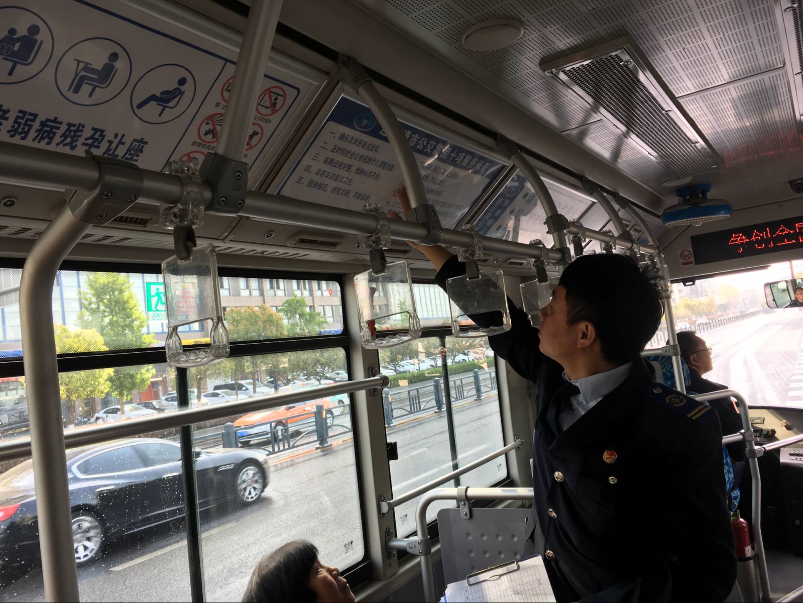 公交集團(tuán)海通公交公司開(kāi)展服務(wù)規(guī)范大檢查