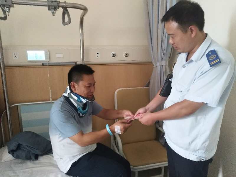 公交集團海通公交公司慰問生病職工  關(guān)懷溫暖人心