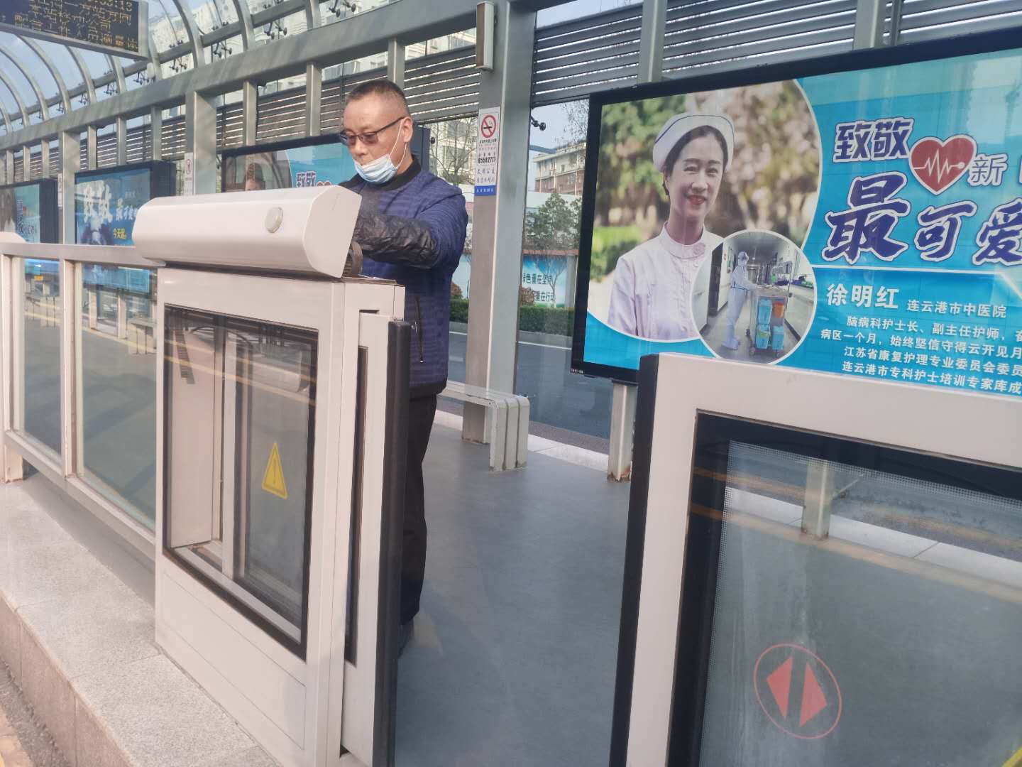 快速公交事業(yè)部對站臺設(shè)施設(shè)備進行檢修