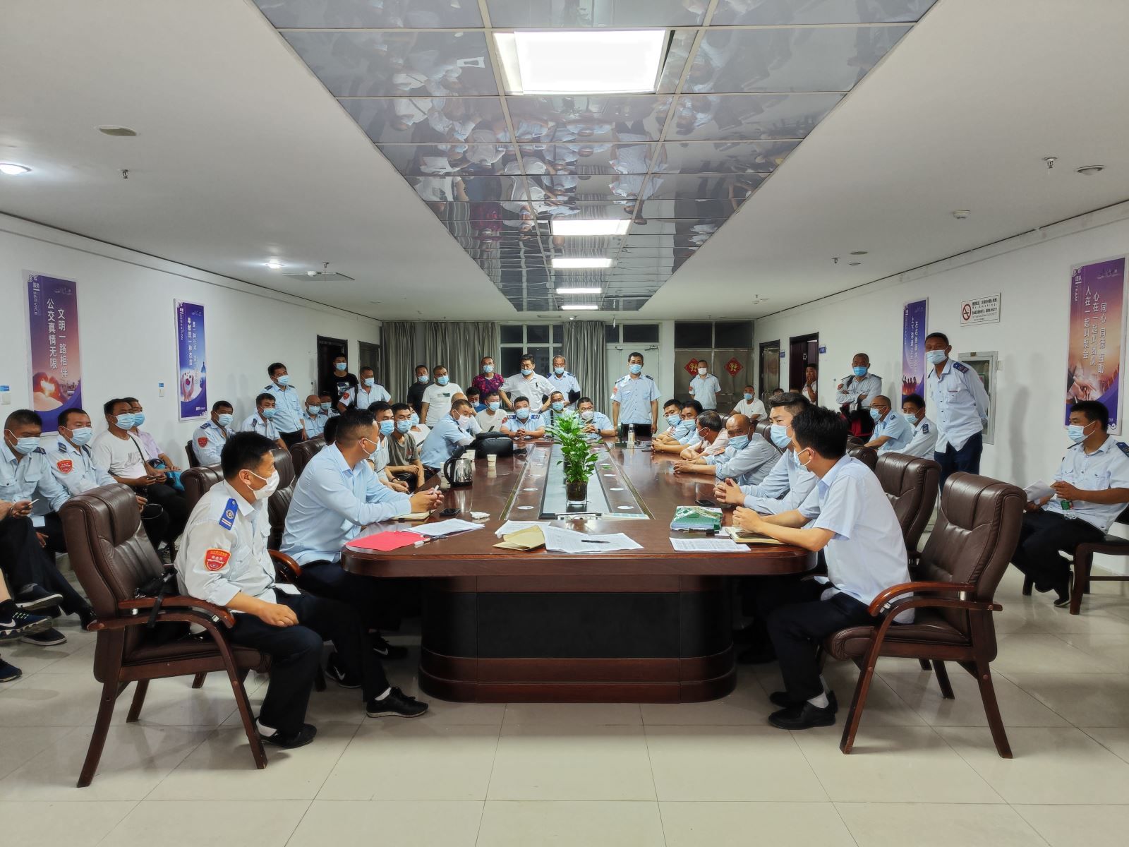 公交集團(tuán)快速公交事業(yè)部召開(kāi)駕駛員安全會(huì)議