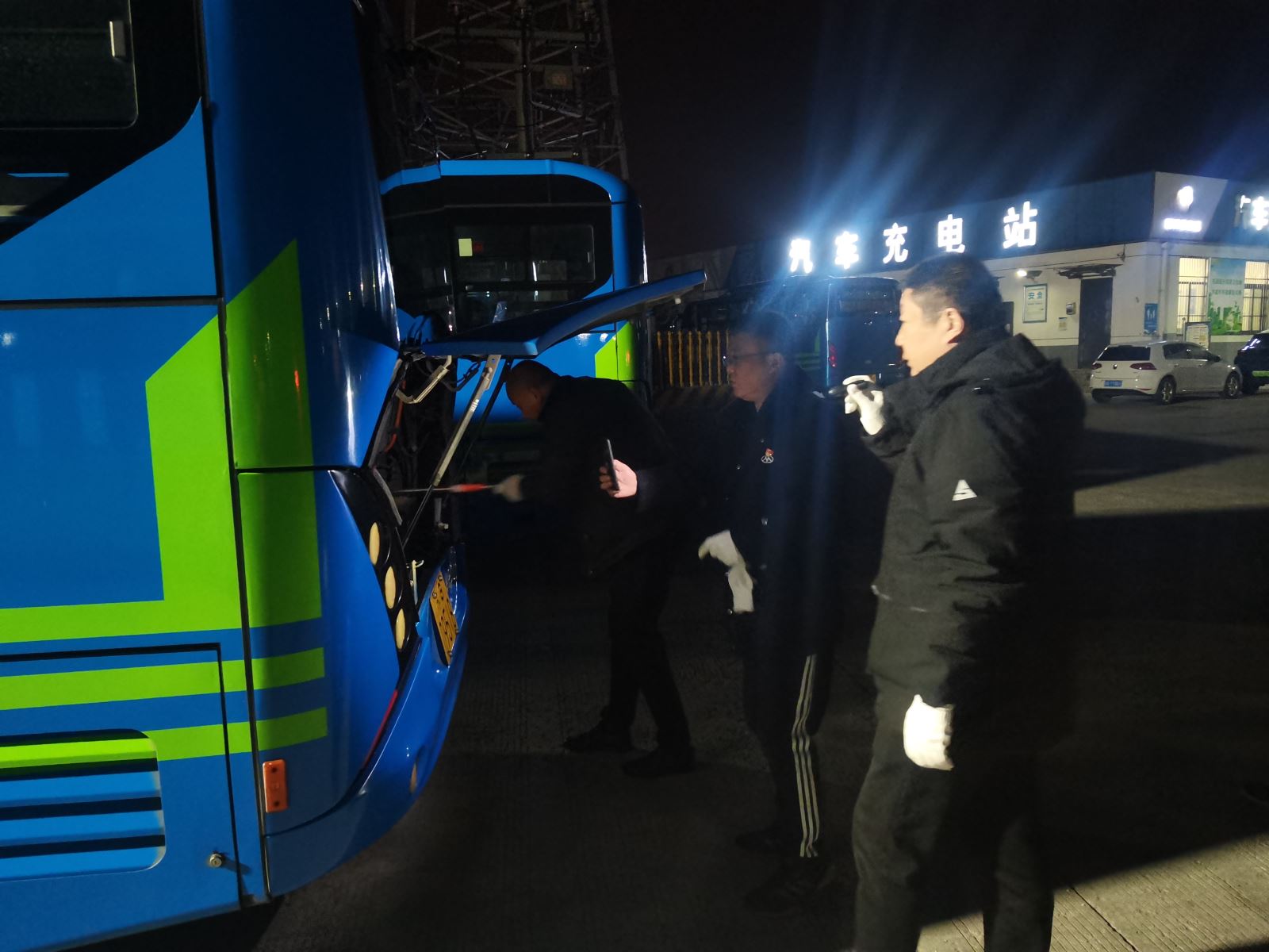 經(jīng)營(yíng)發(fā)展事業(yè)部開(kāi)展場(chǎng)站夜查工作