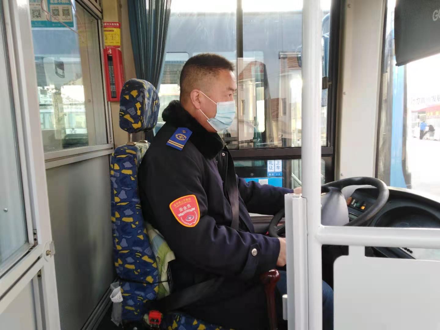 公交集團公交事業(yè)一部119路駕駛員萬發(fā)文拾金不昧受表揚