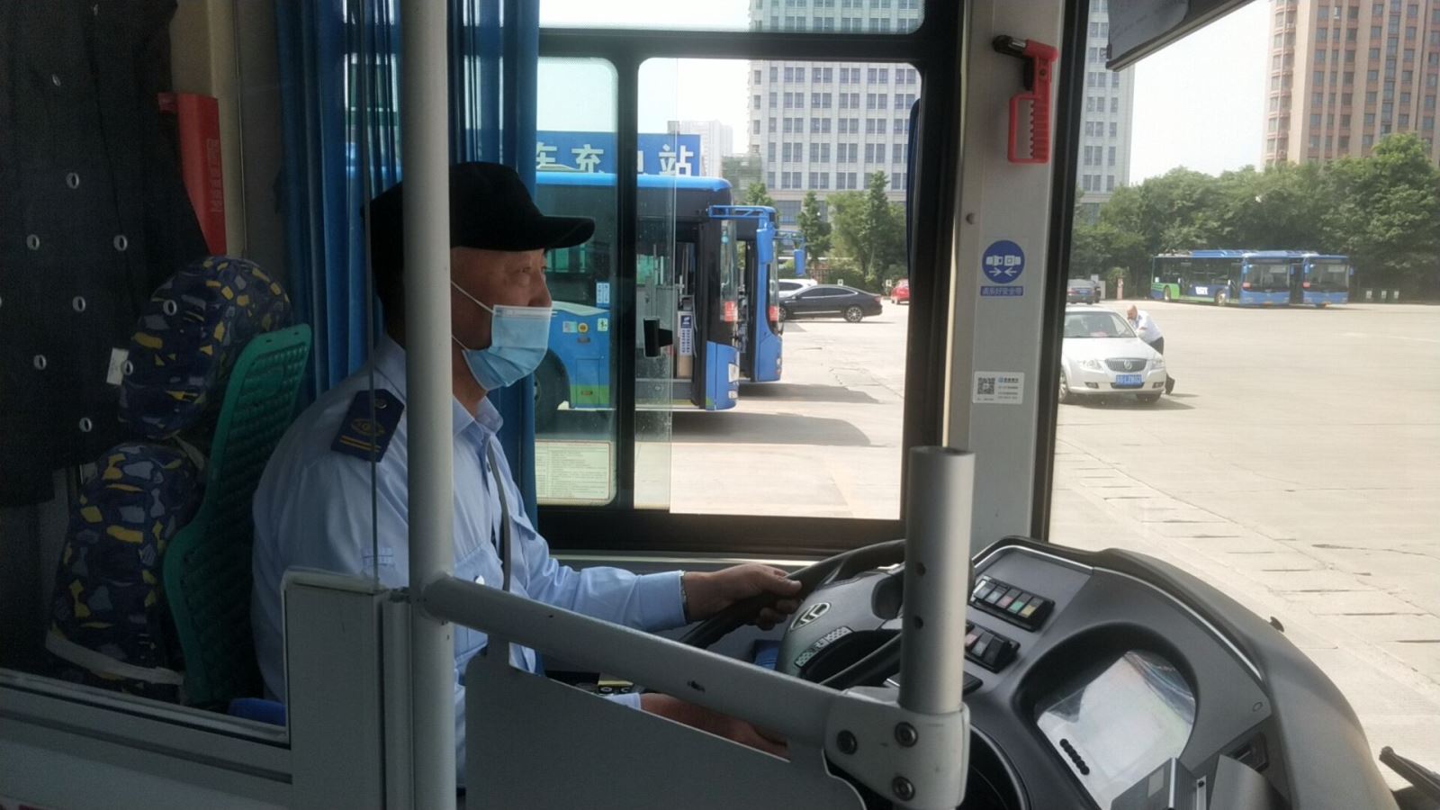 公交集團公交事業(yè)一部22路駕駛員祝運平拾金不昧受贊揚