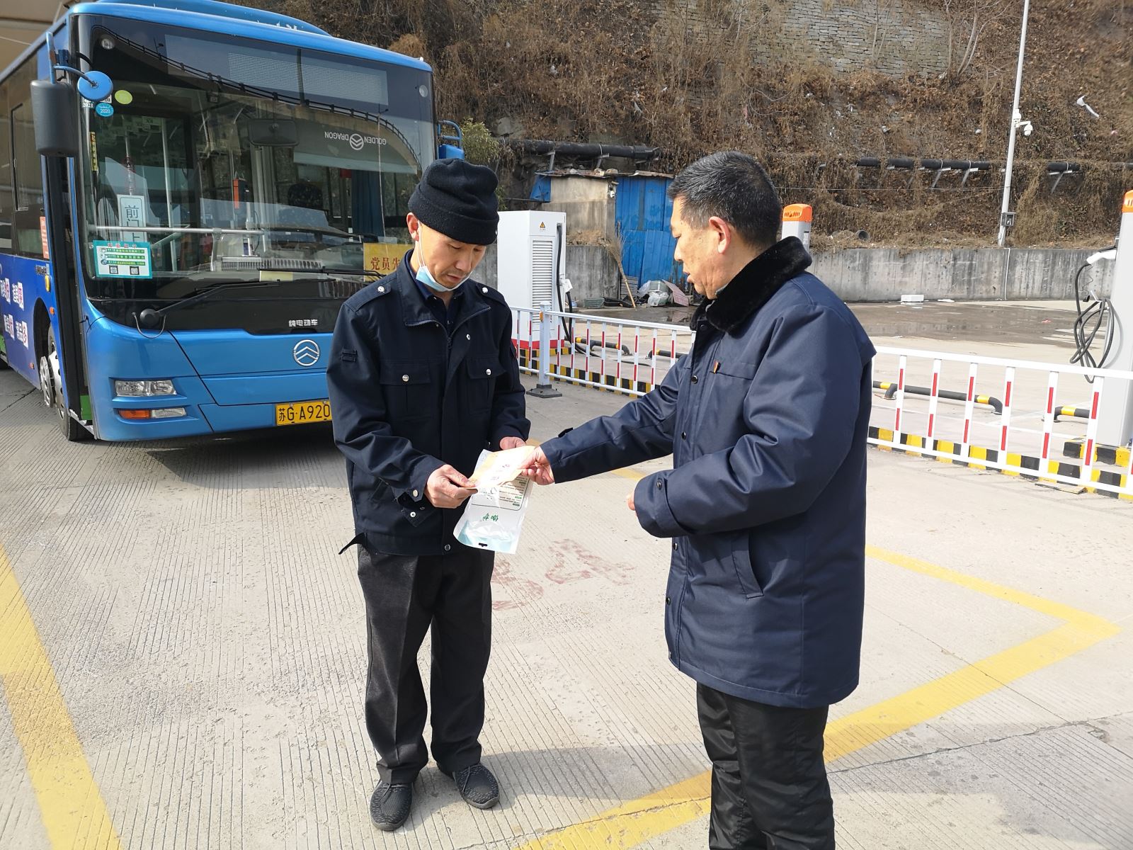 公交集團(tuán)公交事業(yè)二部開展春節(jié)走訪慰問困難黨員活動(dòng)