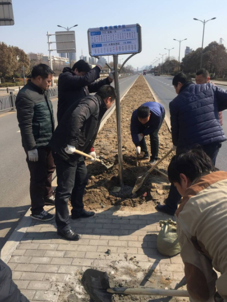 公交東部公司重新樹立大港路等臨時(shí)站牌