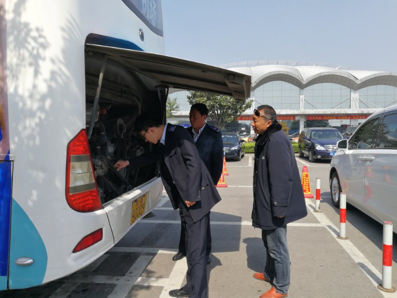 公交集團(tuán)佳連公司對(duì)機(jī)場(chǎng)專線進(jìn)行安全大檢查