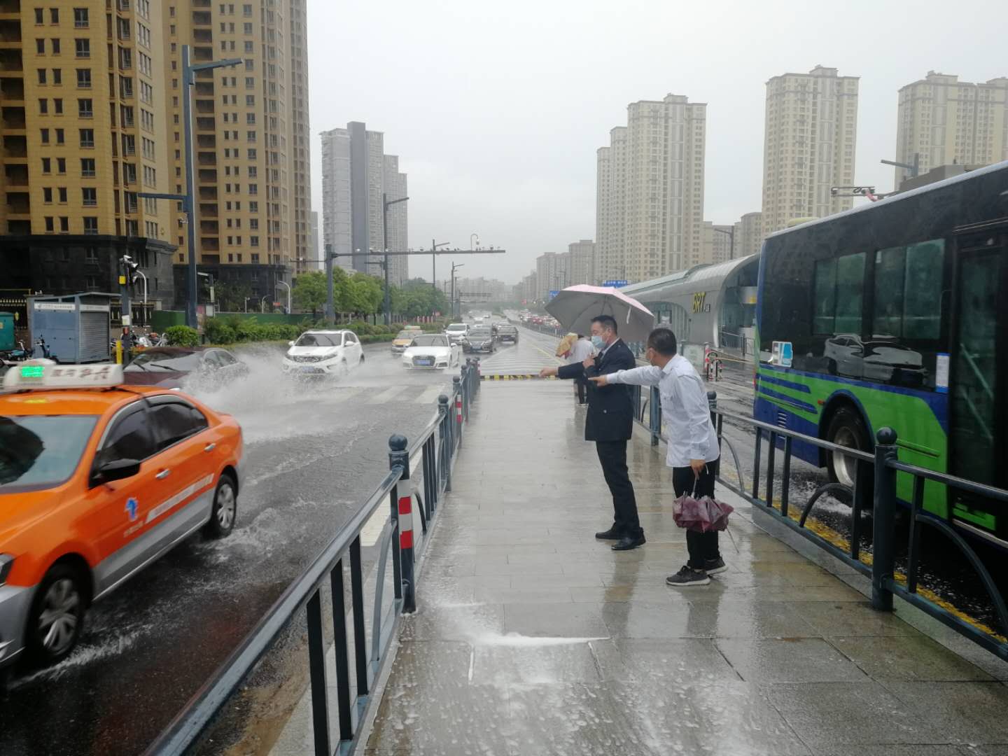 大雨來襲，快速公交事業(yè)部抗?jié)硴岆U全力以赴 為市民出行保駕護航！