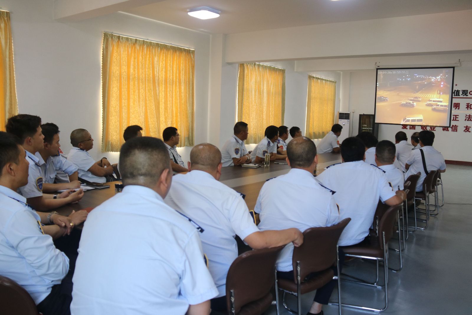 公交集團(tuán)海通公交公司開展“安全事故警示教育大家談”活動(dòng)