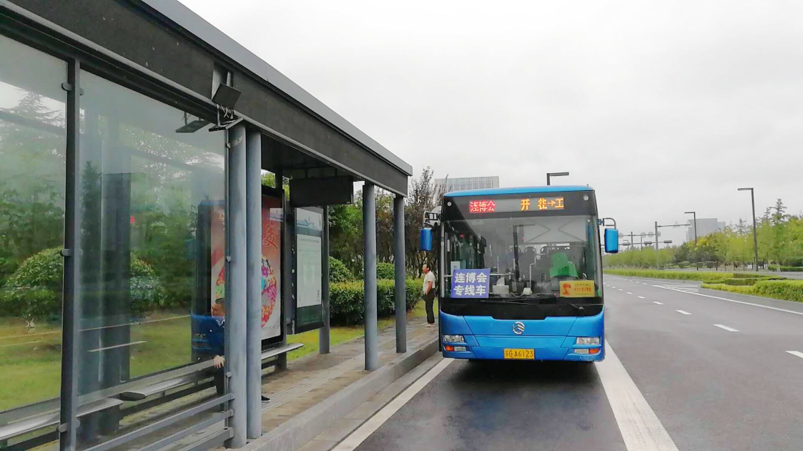 2019年“連博會(huì)”期間，公交集團(tuán)開(kāi)辟2條公交直達(dá)專(zhuān)線(xiàn)、調(diào)整6條常規(guī)公交線(xiàn)路保障市民安全便捷出行