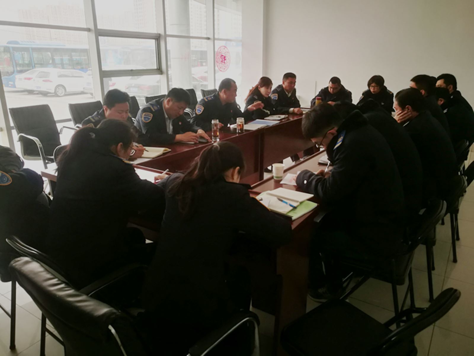 公交集團經(jīng)營發(fā)展事業(yè)部召開“安全生產(chǎn)、優(yōu)質(zhì)服務(wù)”動員部署會