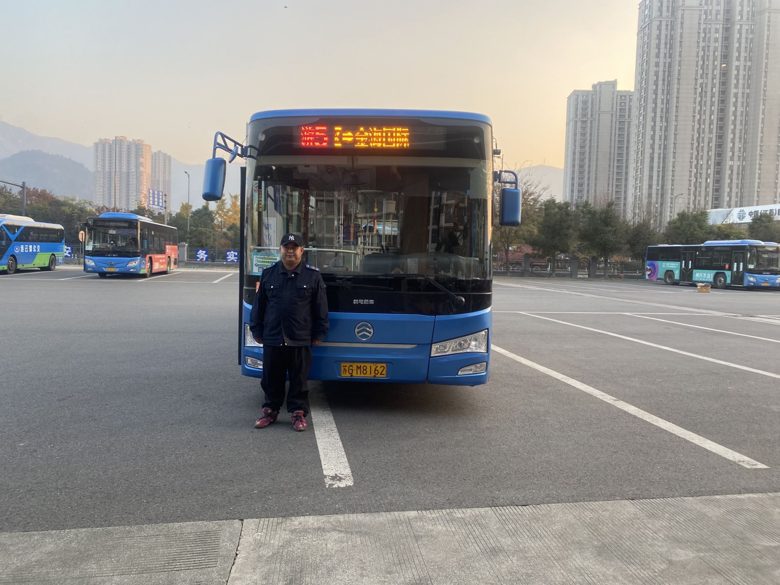 公交集團(tuán)公交事業(yè)二部游5路駕駛員楊超及時歸還乘客丟失的手機(jī)