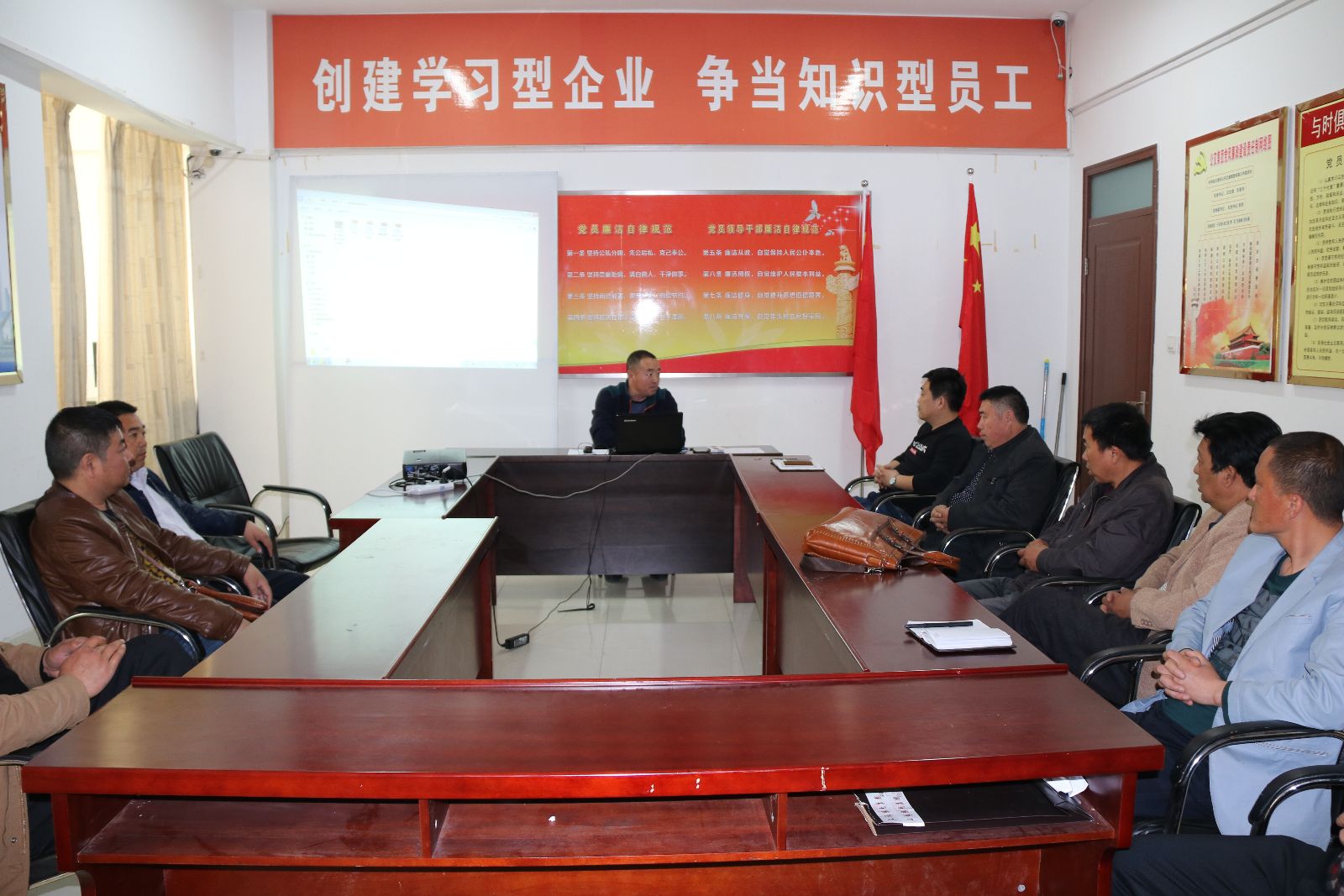 公交集團(tuán)舉辦重點(diǎn)駕駛員及車隊長培訓(xùn)班