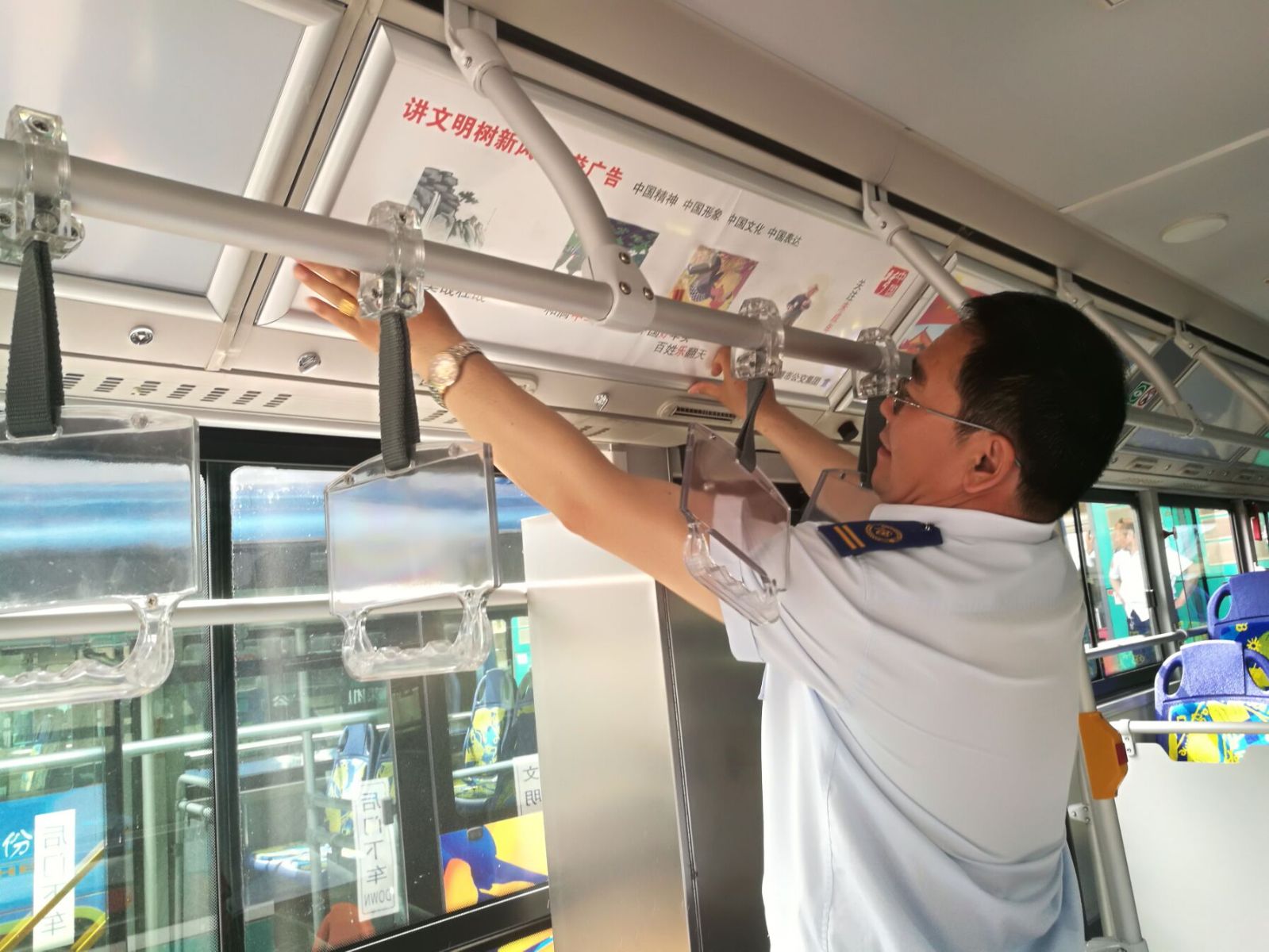 公交集團(tuán)海通公交公司更換車廂宣傳標(biāo)語 營造創(chuàng)文氛圍