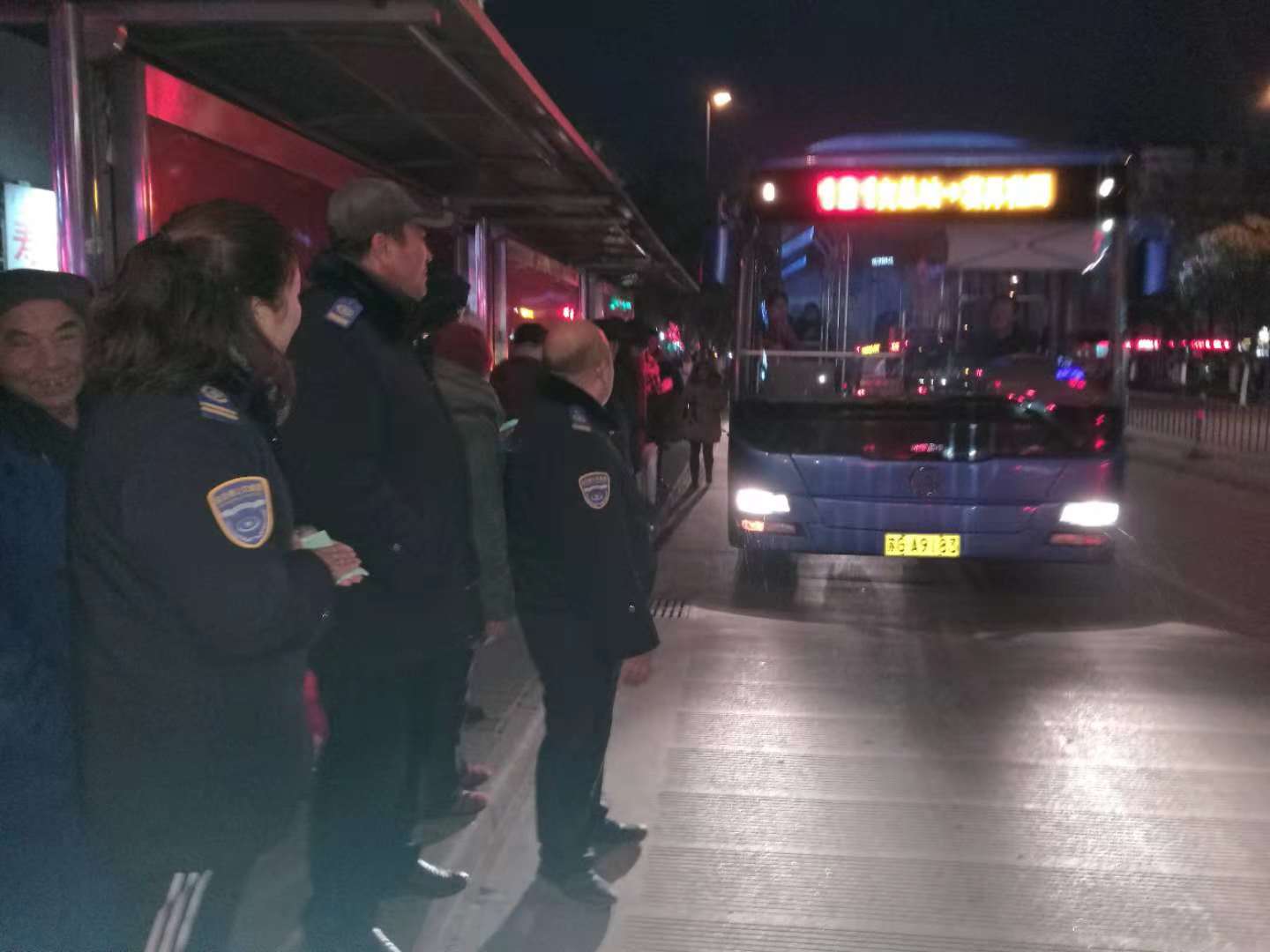 公交集團(tuán)權(quán)屬單位積極開展創(chuàng)文志愿服務(wù)活動