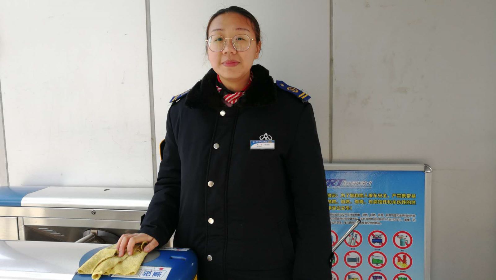公交集團(tuán)快速公交事業(yè)部站務(wù)員用真心服務(wù)贏得乘客認(rèn)可