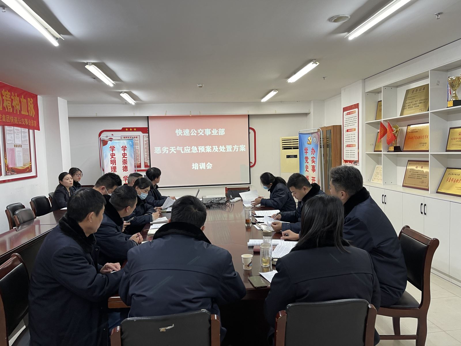 公交集團快速公交事業(yè)部穩(wěn)健安全保暢春運