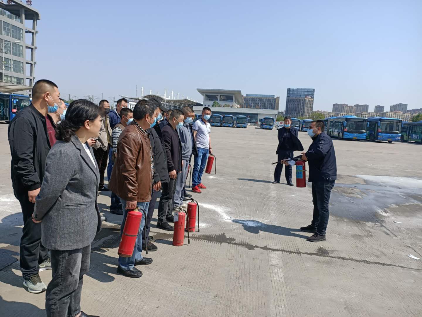 快速公交事業(yè)部東城分公司開展駕駛員消防滅火實(shí)戰(zhàn)演練，全力保障乘客出行安全