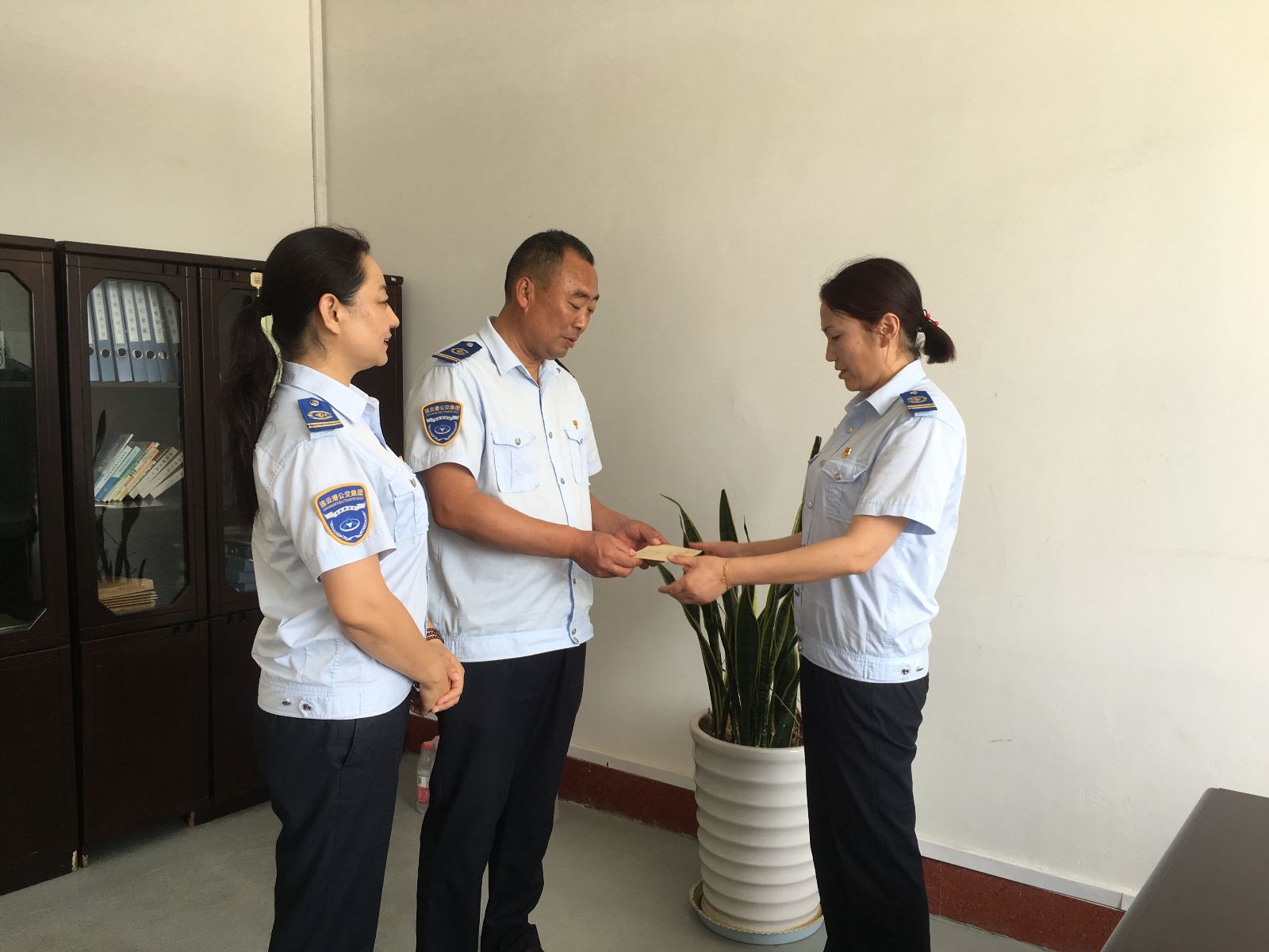 公交集團(tuán)海通公交公司黨總支、工會(huì)“七一”慰問困難黨員