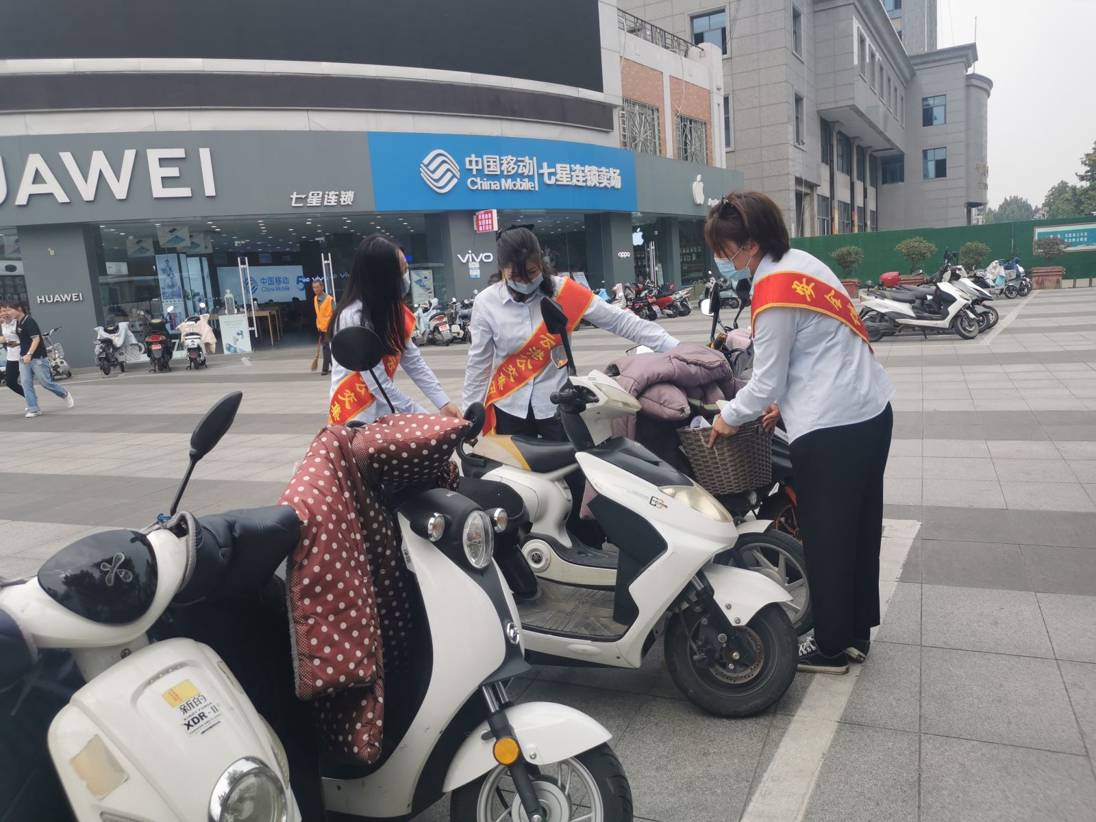 公交集團(tuán)開展公交進(jìn)社區(qū)義務(wù)服務(wù)活動