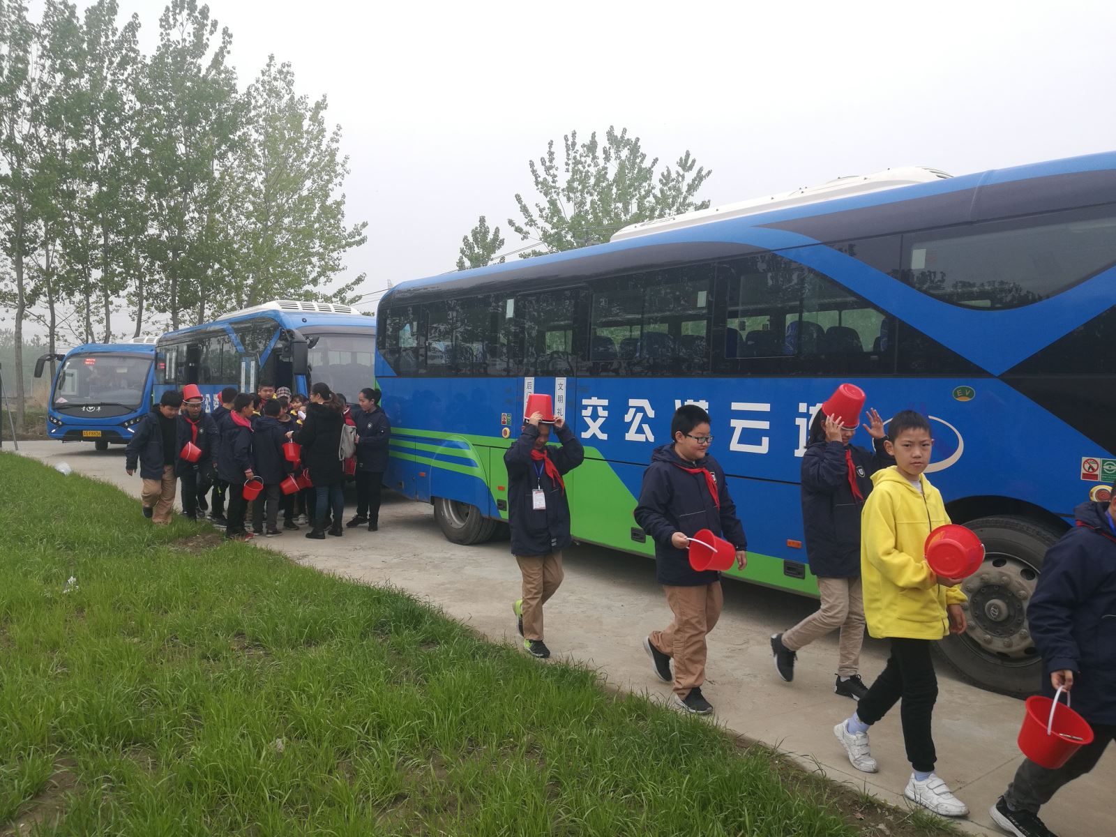 公交集團(tuán)經(jīng)營(yíng)發(fā)展事業(yè)部圓滿完成市晚報(bào)小記者田園采摘活動(dòng)運(yùn)輸工作