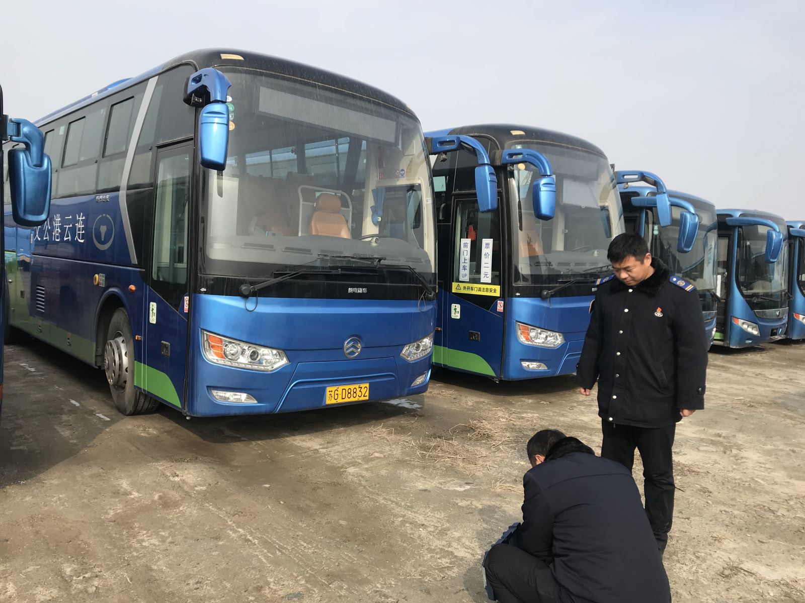 公交集團(tuán)經(jīng)營(yíng)發(fā)展事業(yè)部開(kāi)展待運(yùn)營(yíng)新能源車(chē)輛充電維護(hù)工作