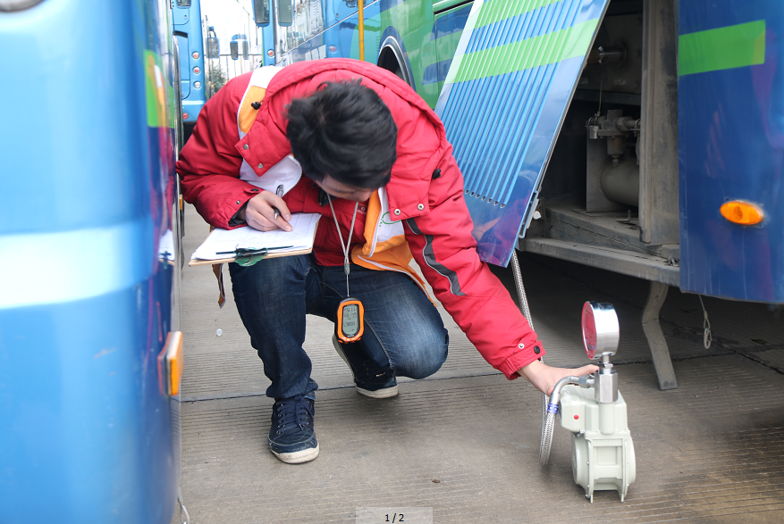 公交快速公司開(kāi)展天然氣公交車氣瓶安全檢測(cè)