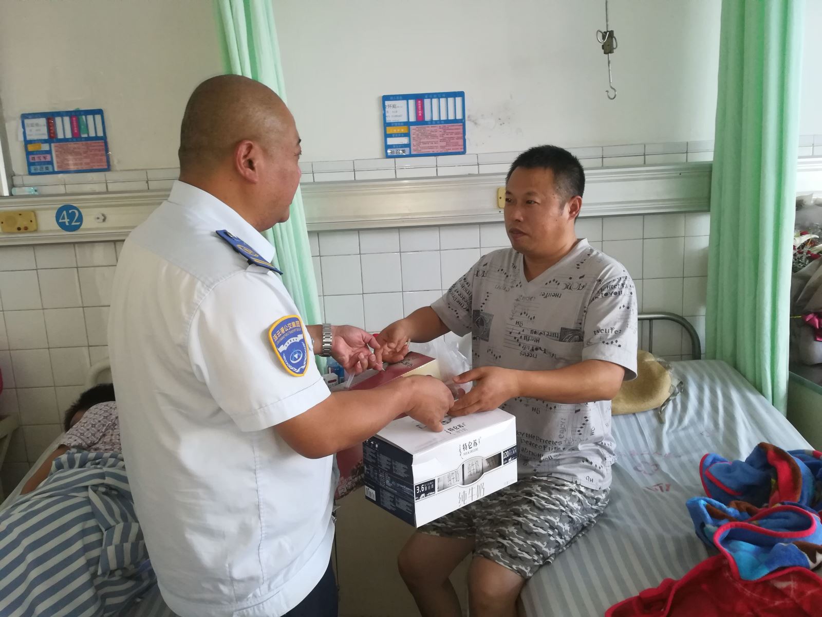 公交集團海通公交公司慰問住院駕駛員暖人心