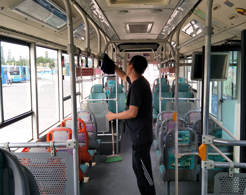 公交集團(tuán)經(jīng)營發(fā)展事業(yè)部開展清潔車輛衛(wèi)生活動