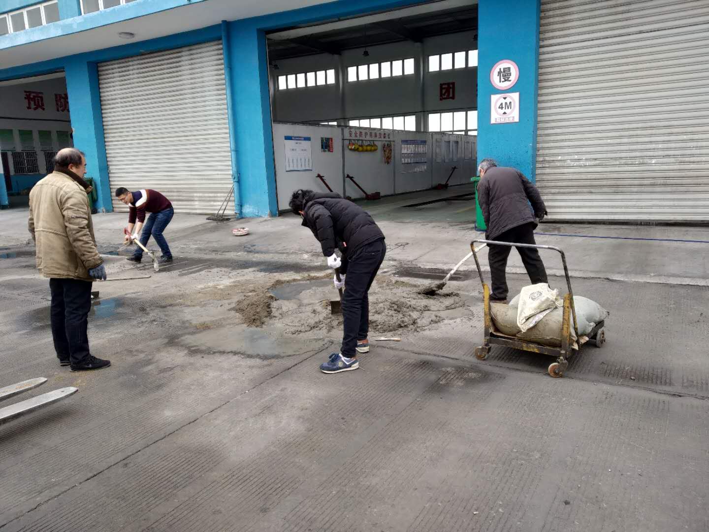 公交集團機務事業(yè)部大浦分廠開展車間地坪修整作業(yè)