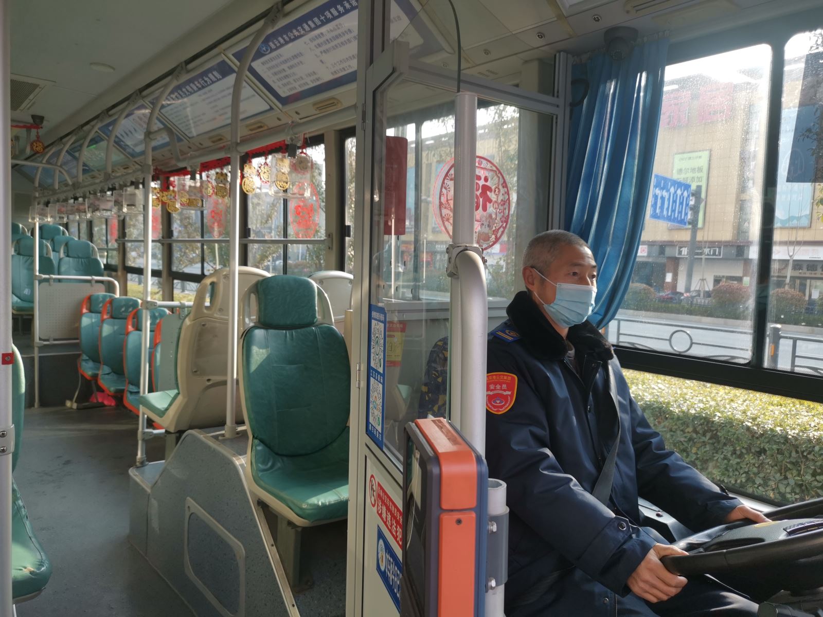 扮靚車(chē)廂迎新春  BRT車(chē)內(nèi)年味濃