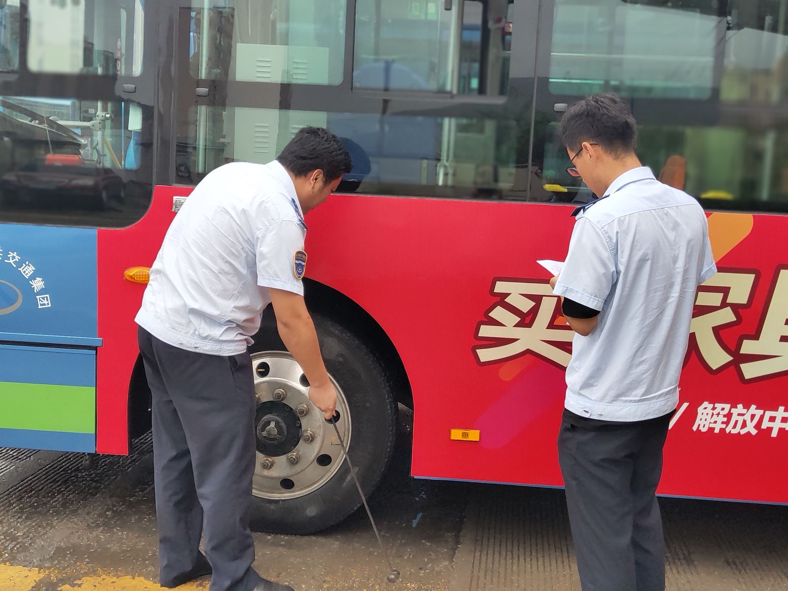公交集團積極開展輪胎專項檢查工作