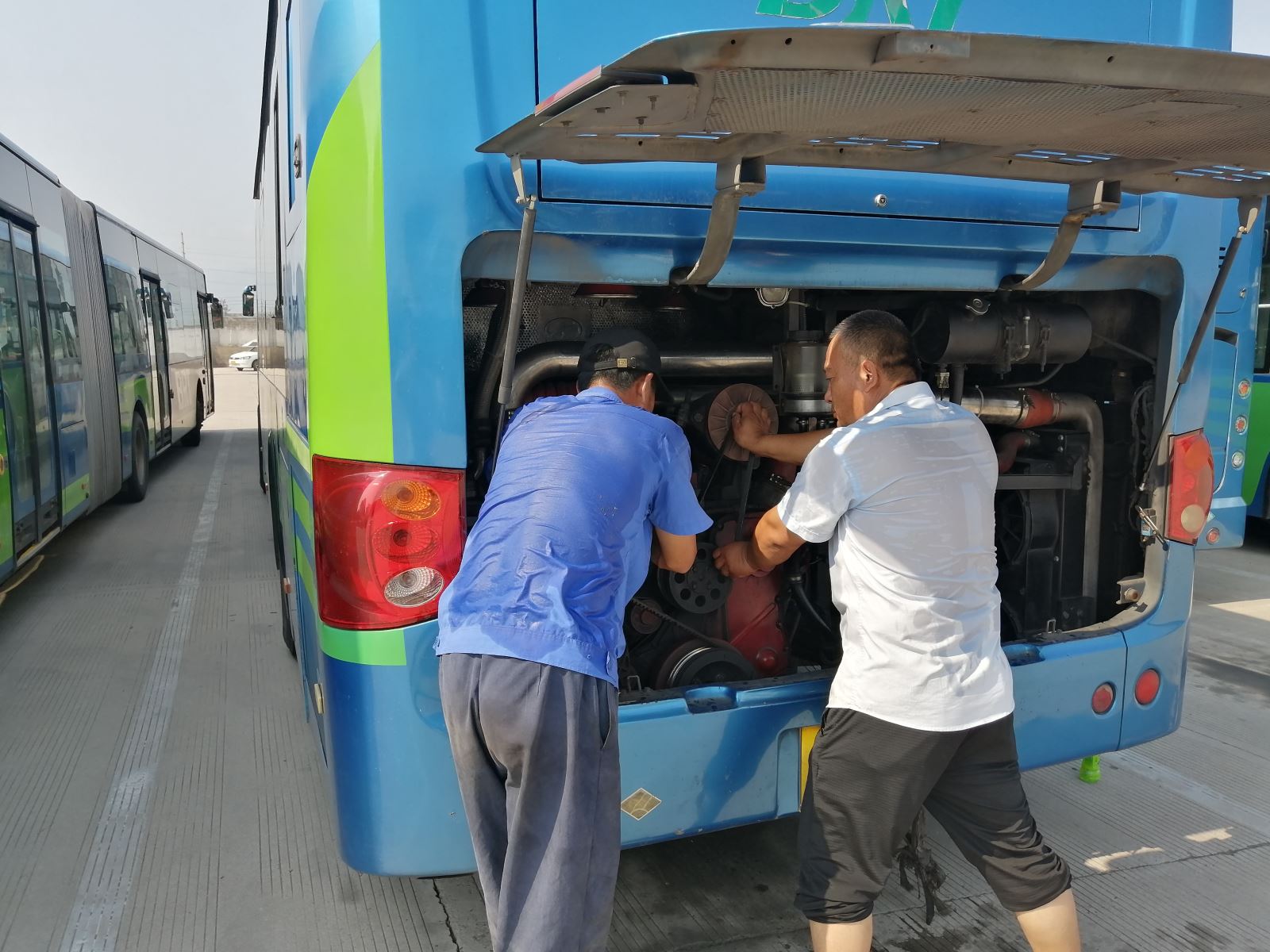 快速公交事業(yè)部機務(wù)人員 “戰(zhàn)高溫斗酷暑保運營”