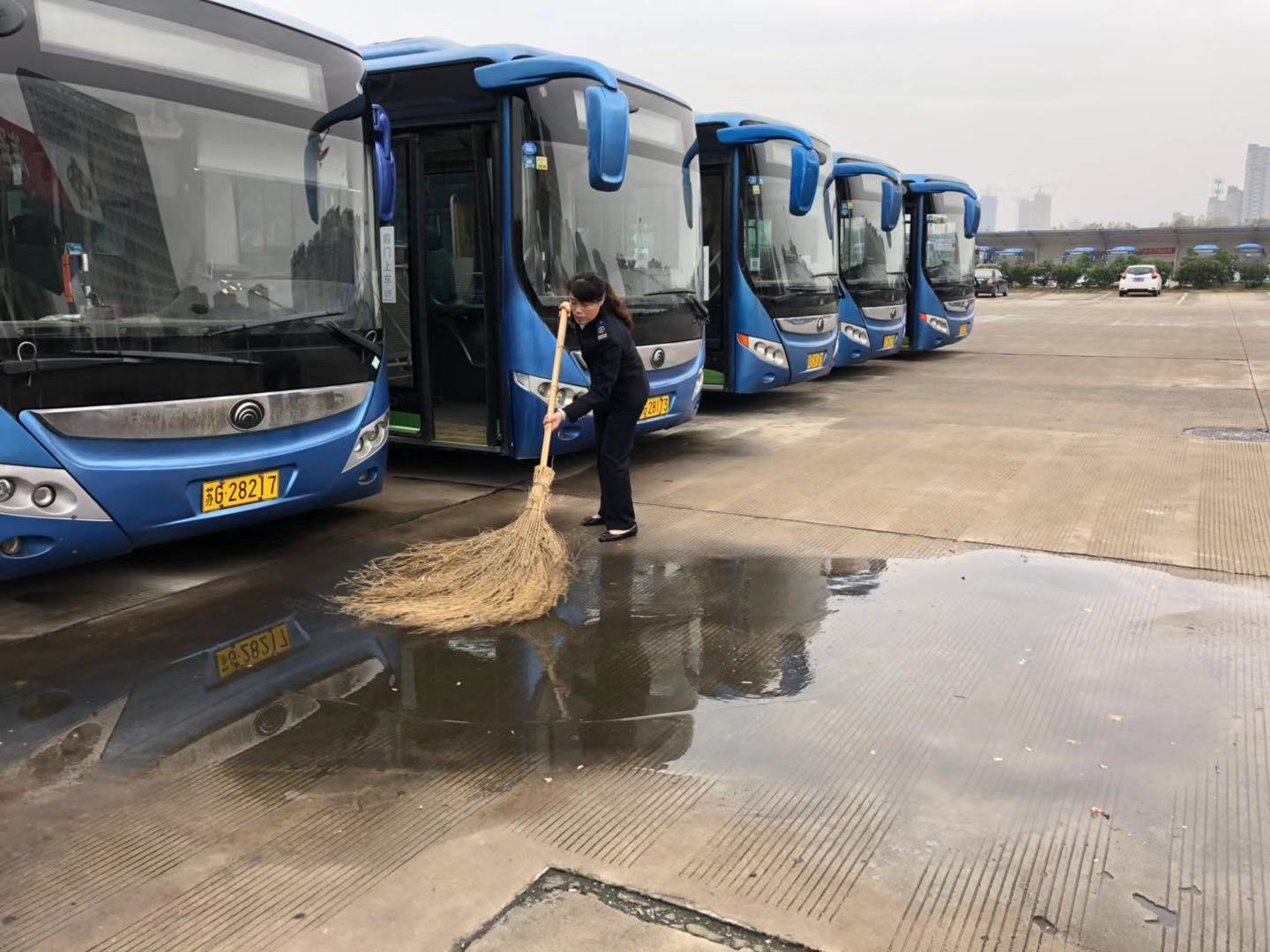 公交集團(tuán)快速公交事業(yè)部開展場(chǎng)站大掃除助力創(chuàng)文工作