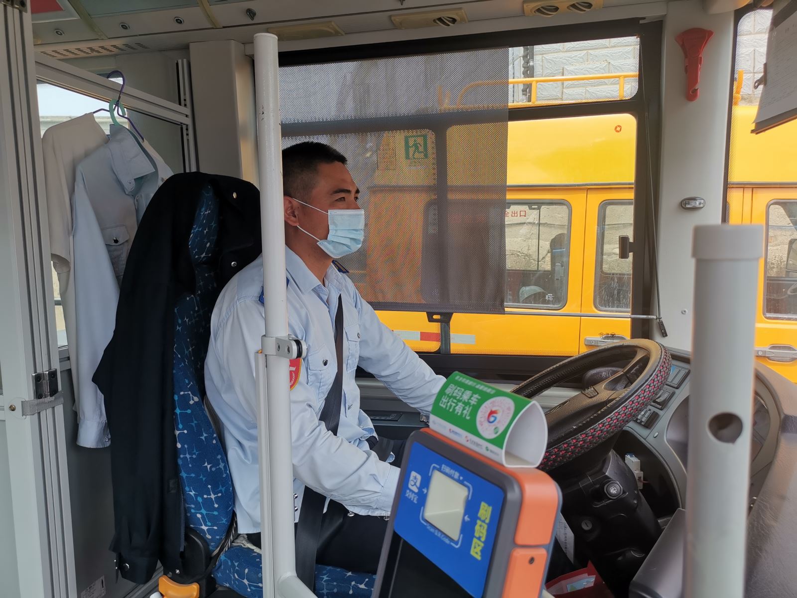 公交集團公交事業(yè)一部游1路駕駛員李波拾金不昧受表揚