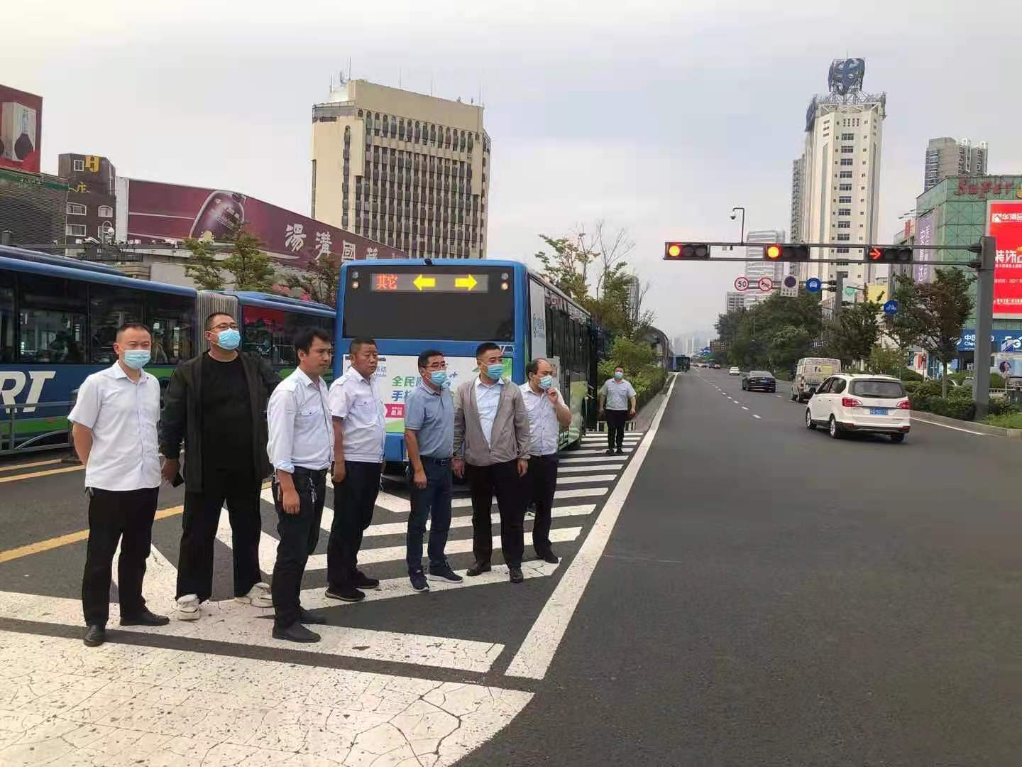 公交集團公交事業(yè)一部路口查處違章超速行為緊繃安全弦