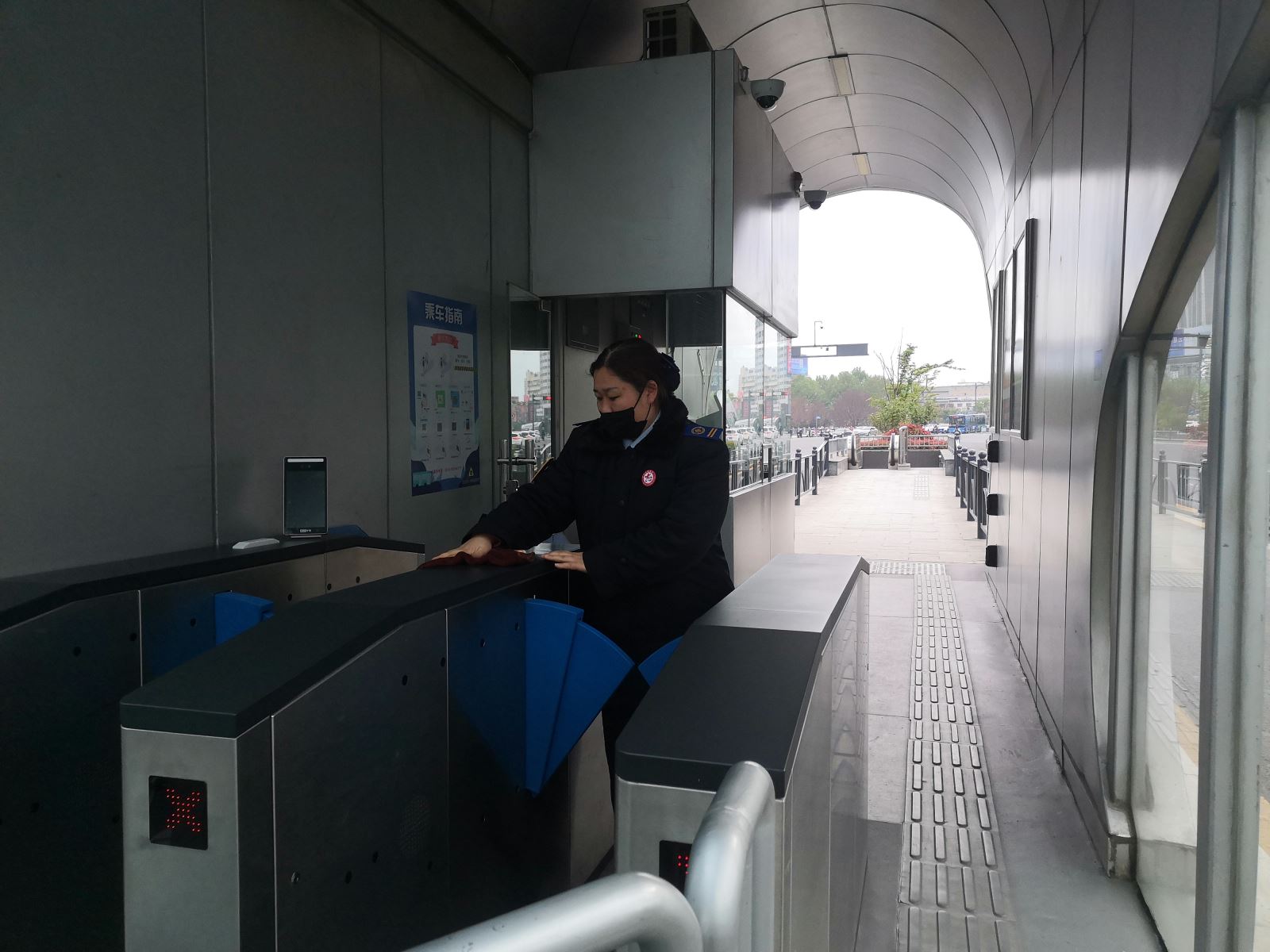 快速公交事業(yè)部站務(wù)員王娟歸還乘客丟失的紅包獲感謝