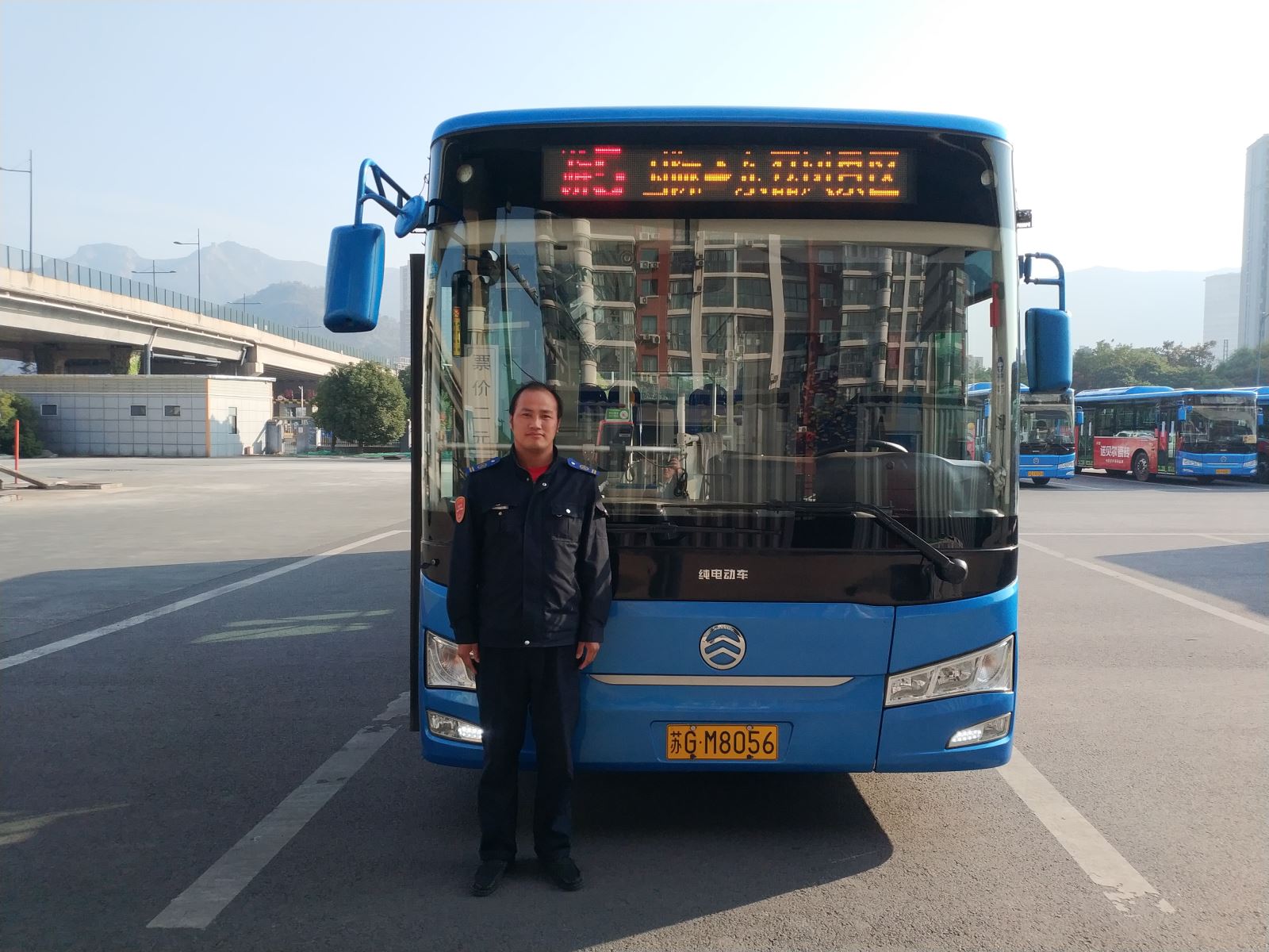 公交集團(tuán)公交事業(yè)二部113路駕駛員張小波及時(shí)歸還乘客丟失的手機(jī)