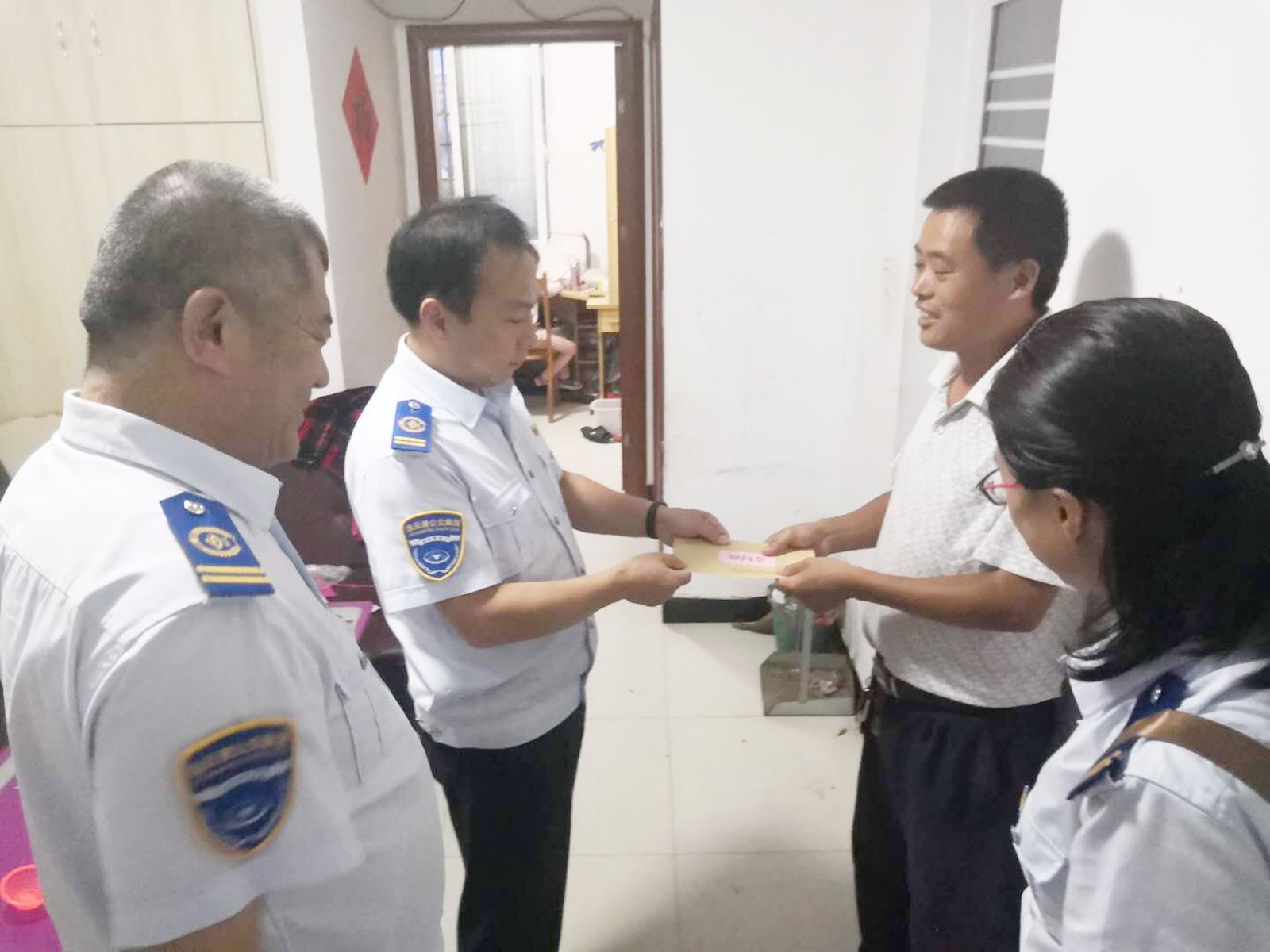 公交集團快速公交公司領(lǐng)導(dǎo)慰問探望生病職工