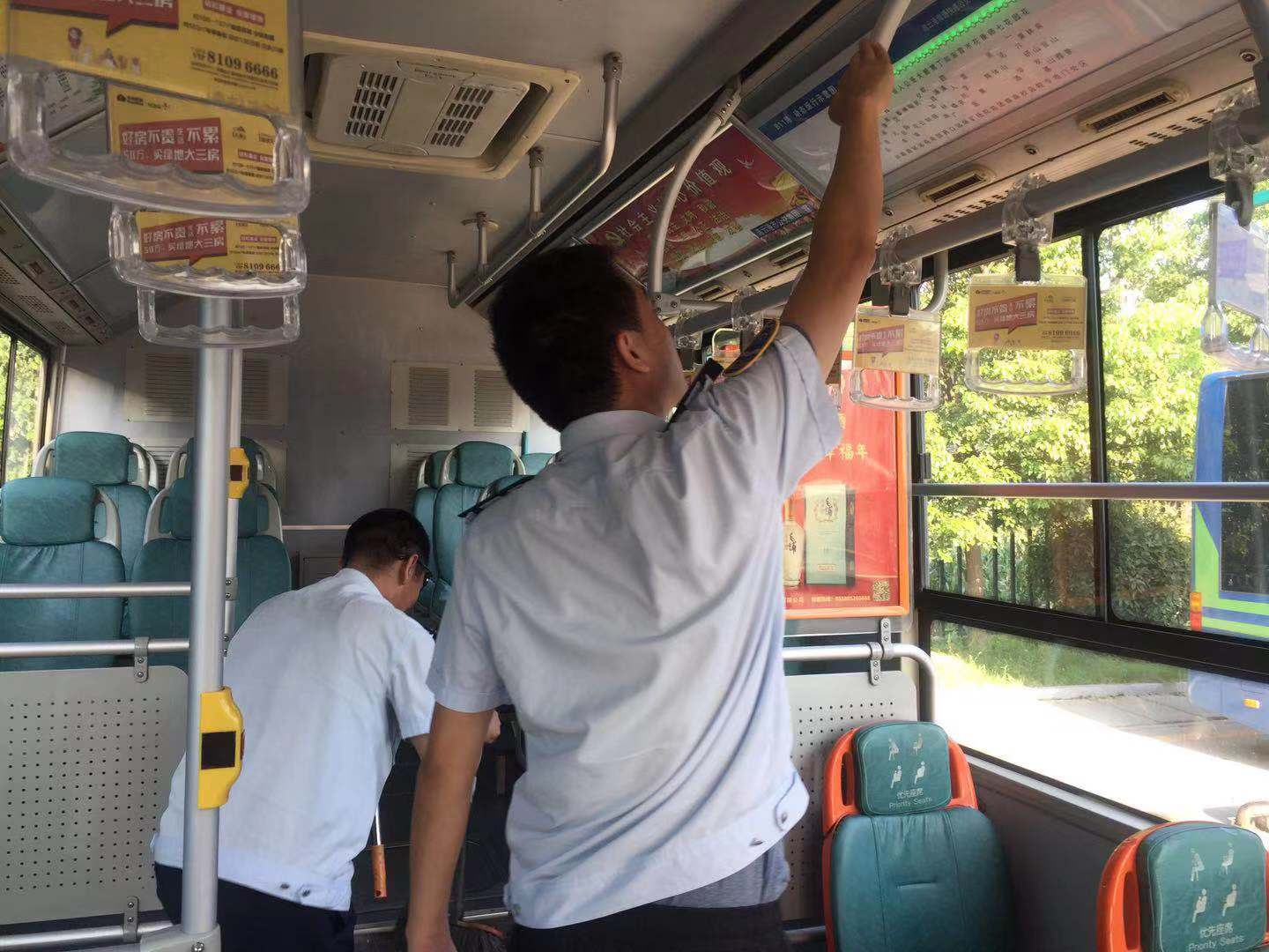 公交集團快速公交事業(yè)部開展車輛衛(wèi)生大檢查 做好創(chuàng)文抓手工作